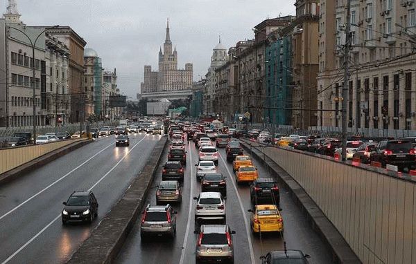 Узнайте актуальные данные о пробках на дорогах Москвы в реальном времени и прогноз на ближайшие часы