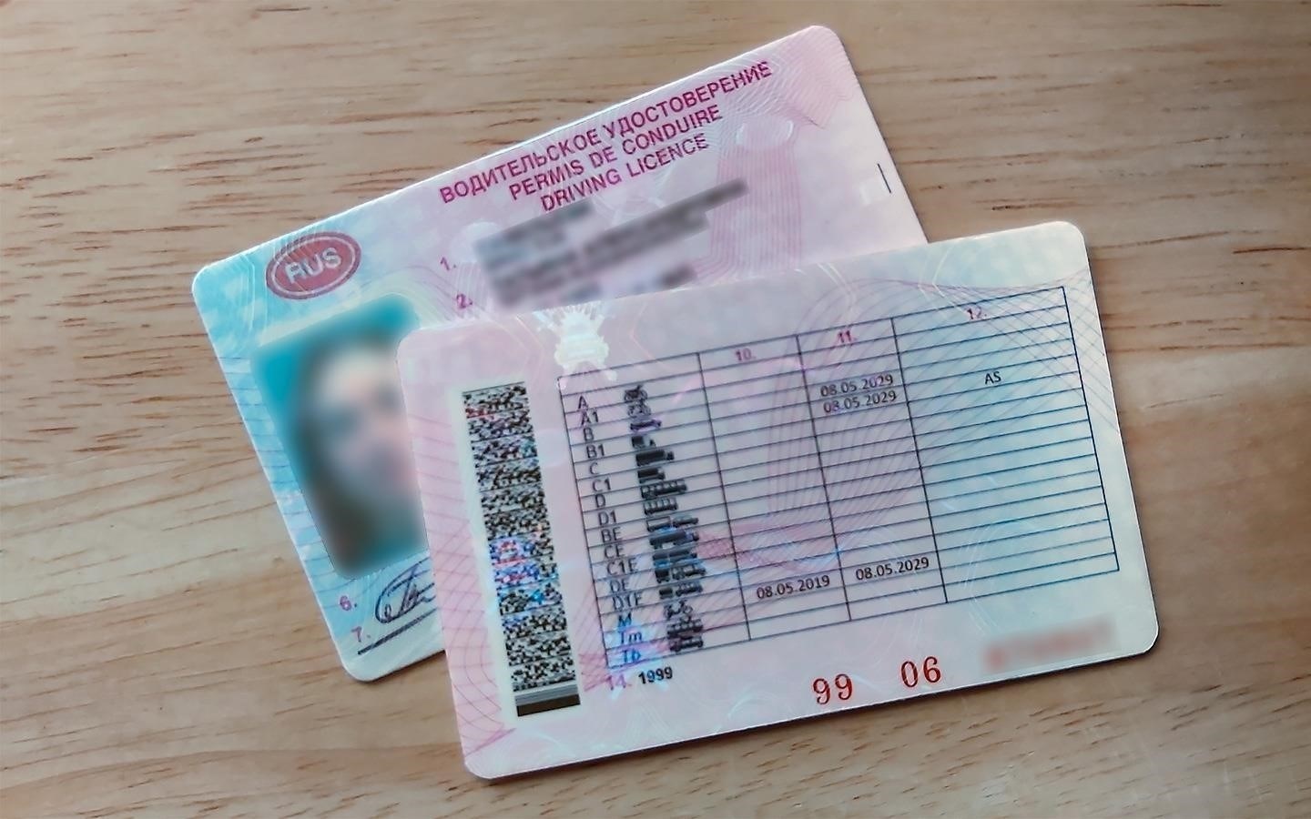 В чем заключаются основные различия между обменом и продлением водительских прав?