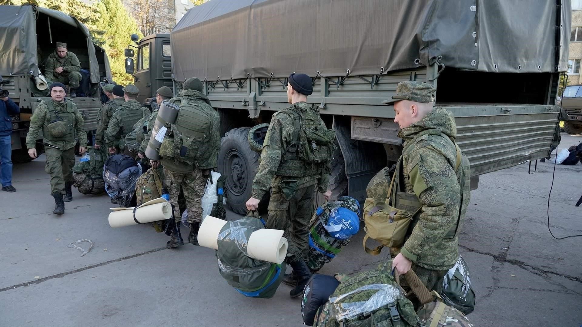 Ветераны, получившие ранения или участвовавшие в специальных военных операциях, имеют право на ряд льгот, предоставляемых государством. Эти льготы включают в себя финансовую помощь и медицинское обслуживание, а также защиту от увольнения с работы в связи с их статусом. В случае тяжелого ранения или смерти государство гарантирует выплату компенсации оставшимся в живых членам семьи. Ветераны также могут получить кредиты на льготных условиях, для них предусмотрены специальные программы, помогающие им справляться с финансовыми потребностями.